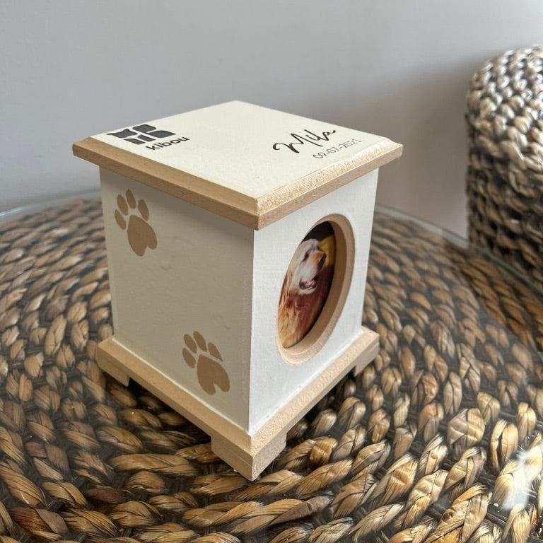 ánfora de madera con foto y datos grabados de la mascota en la tapa